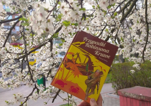 Galeria prac uczniów pt. "Z książką w poszukiwaniu wiosny"